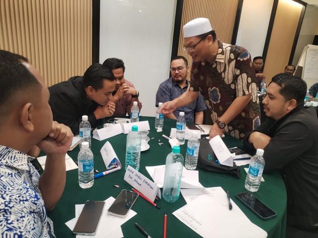 Prof. Dr. Haji Mohd Nazri menyampaikan kursus pembangunan kepimpinan kepada peserta