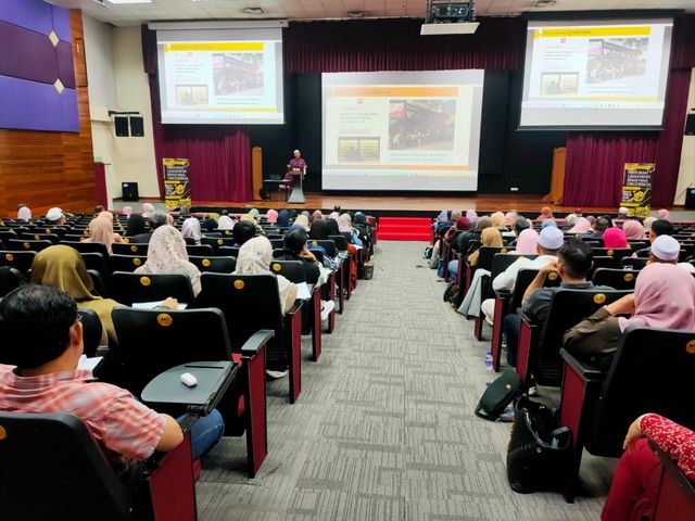 Prof. Dr. Haji Mohd Nazri sebagai penceramah ucaptama di persidangan